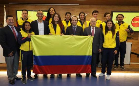 Jugadores colombianos sosteniendo una bandera