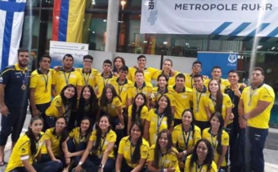 El deporte colombiano sigue celebrando en el exterior Jovenes deportistas en una foto con el equipo