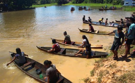 Atividades esportivas alusivas ao Dia do Indio Pessoas em canoa no dia indio