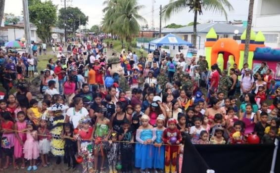 Niño en las calles de la ciudad de Leticia en el Dia Dulce