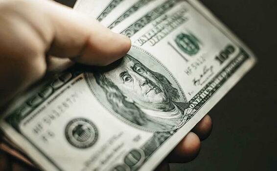 image for Dólar subiendo y acciones bajando