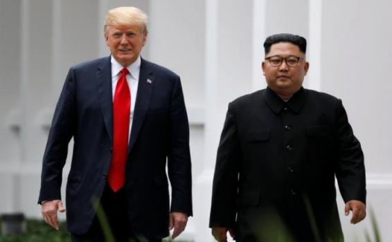 Presidente Trump y  Moon Jae-in caminando juntos