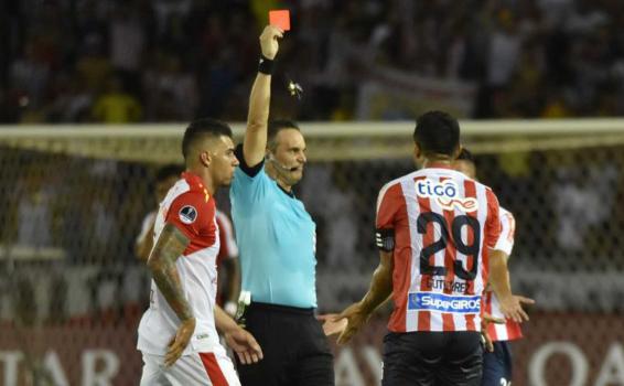 Jugadores en un partido de futbol