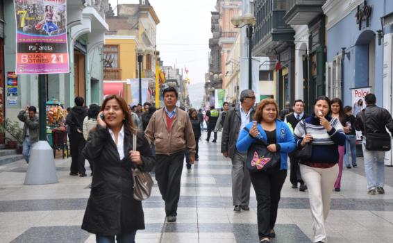 Mujeres caminando en calles peruanas