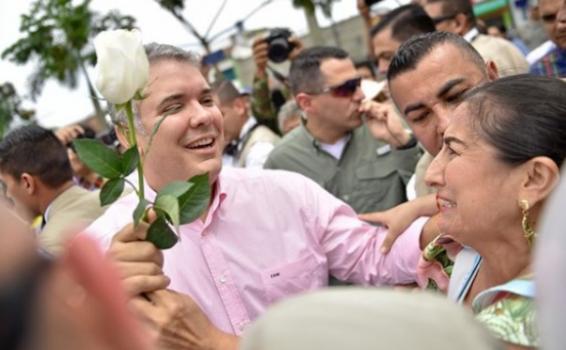 Duque habla en favor de la paz Presidente con personas en una reunion