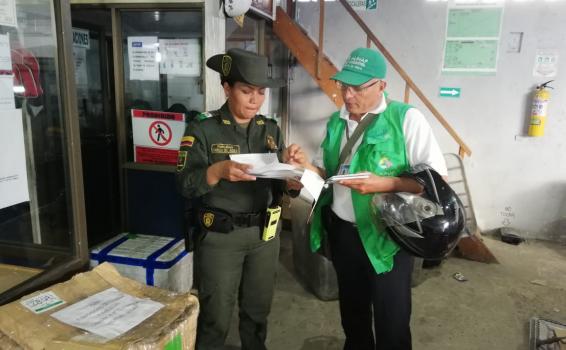 Policia con personal de la AUNAP en controles