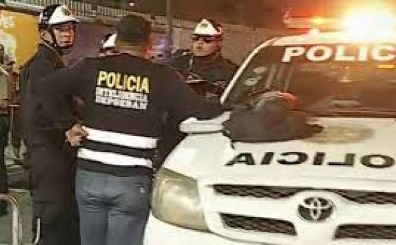 Carro de la policia en un intento de asalto 