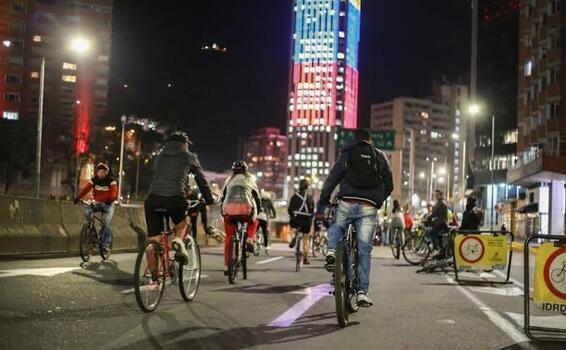 image for Vuelve la ciclovía nocturna a Bogotá