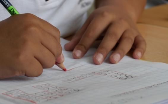 Niño escribiendo en una mesa