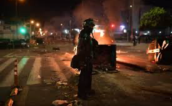 image for 72 civiles y 19 policía heridos | Noche violenta