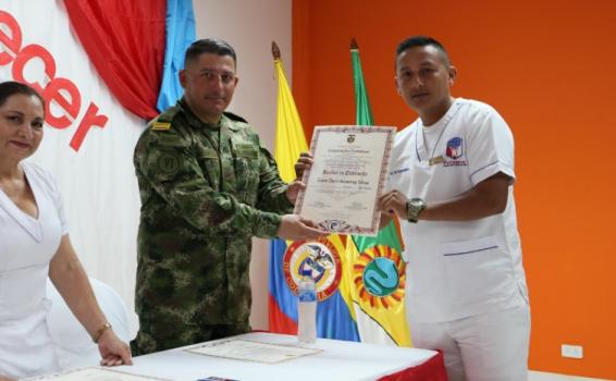 Coronel Carlos Ernesto Marmolejo en Cumbe frente a un publico