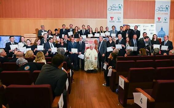 image for Papa Francisco cierra el evento de eco-ciudades de CAF y Schola