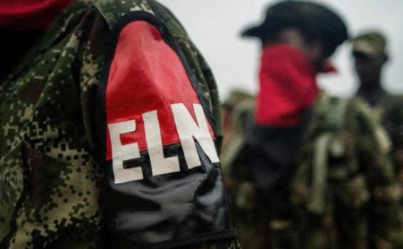 Personas con uniformes del ELN