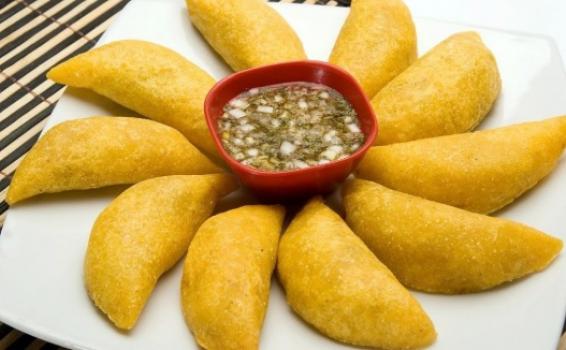 Convocan a marchar para legalizar las empanadas Empanadas servidas en una mesa