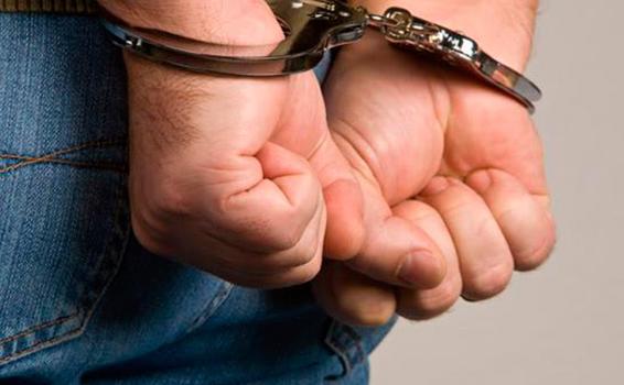 image for Alcalde acusado de corrupción en la pandemia / Casa por cárcel 