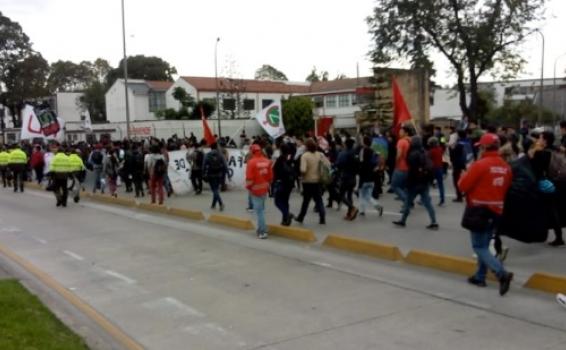 Estudiantes madrugaron a marchar en Bogota