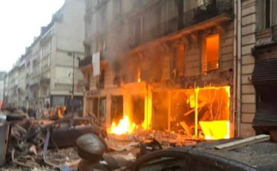 Edifico en Paris en llamas tras una explosion 