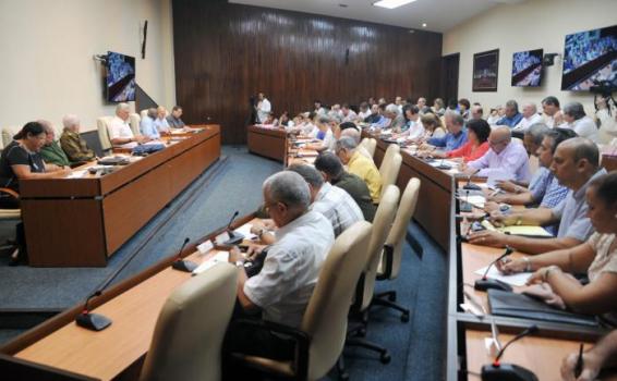 Concretar el comercio electrónico Personas en una reunion