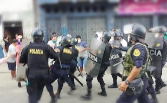 image for Vendedores y policías se enfrentan en el mercado de Belén