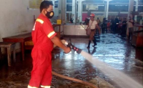 image for Bomberos realizar trabajos de limpieza y baldeado del mercado Clavero