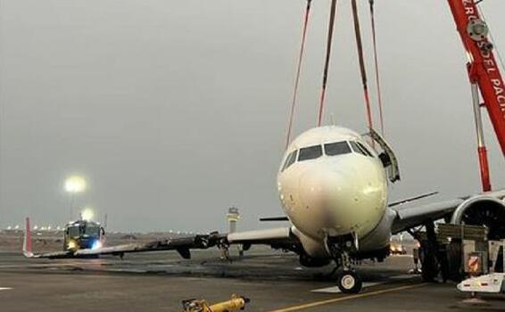 image for Airbus A320neo de Latam en proceso de remoción de Aeropuerto