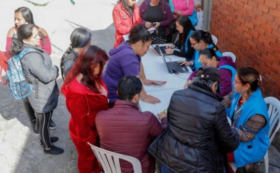 Personas en una mesa reunidos