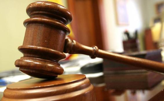 Caso de investigacion en caso de chuzadas Martillo de madera en una mesa
