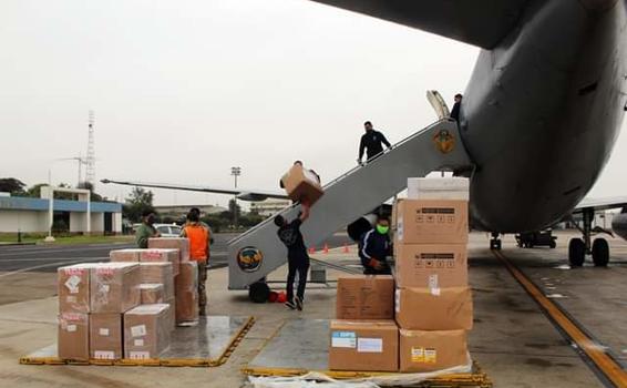 image for Aviones de FAP trasladan material sanitario y balones de oxígeno 