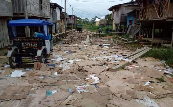 image for Vecinos de Cabo López utilizan residuos sólidos como rasante 