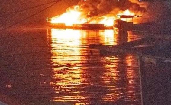 image for Grifo flotante y botes se incendian en el puerto de Yurimaguas