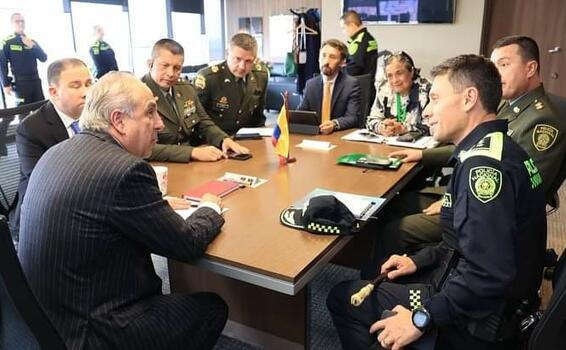 image for Ministro Guillermo Reyes se reunió con el Mayor General Henry Armando