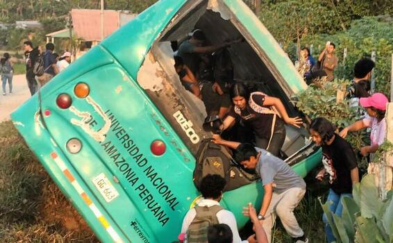 Bus de la Universidad Nacional de la Amazonía Peruana se volteó image for Bus de la Universidad Nacional de la Amazonía Peruana se volteó
