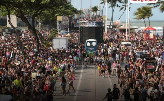 image for Avenida Boa Viagem ganhou as cores do arco-íris neste domingo 