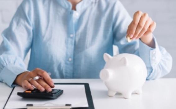 Cultura de ahorro Personas en una mesa escribiendo