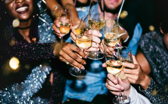 Lugares recomendados para recibir el año nuevo Personas brindando por el fin de año y nuevo año