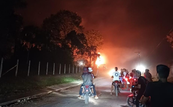 image for Incêndio atinge máquina que fabrica asfalto para o aeroporto em Fonte Boa