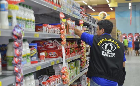 Em comemoração ao dia do Consumidor Pessoa em um supermercado supervisionando