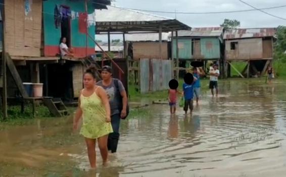 Creciente de los ríos se vino con mas fuerza Barrio en Iquitos inundado por lluvias