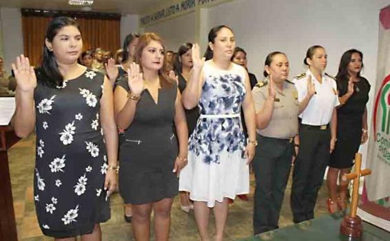 Mujeres en acto protocolario de juramento de bandera