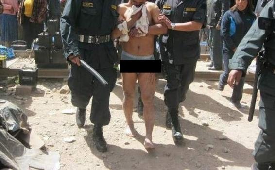 Ladron en la zona baja de belen es linchado Policias sacando a un ladron de la multitud linchandolo