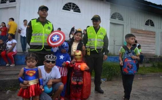 Hombres y mujeres de la policia nacional garantizaron tranquilidad Niños y policias en las calles de Leticia en el dia del dulce