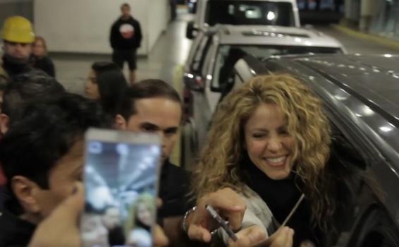 Fiscalia española señala a Shakira de delitos fiscales Shakira subiendose a un auto