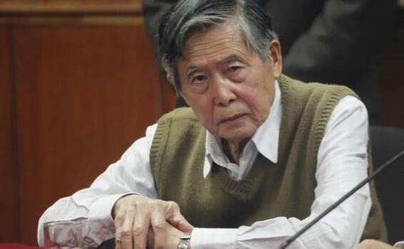 Expresidente peruano Alberto Fujimori en una sala
