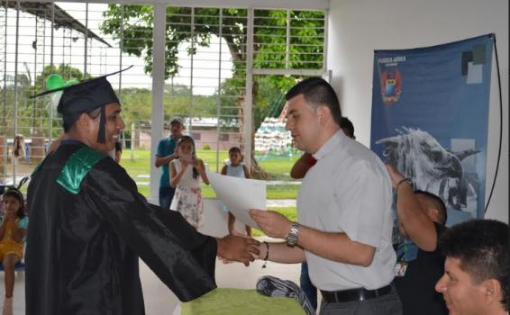 Persona entregando diploma a graduada