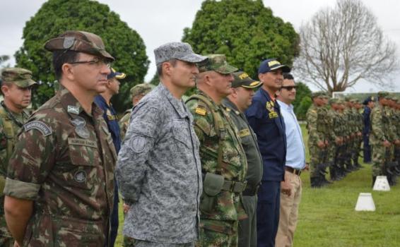  Militares en izada de bandera