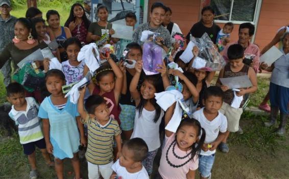 Personas en un actividad en Leticia Niños de una barrio en Leticia