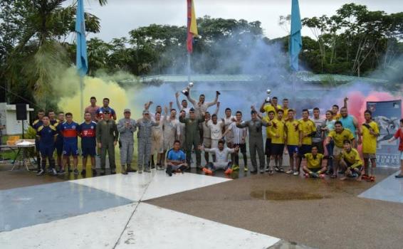 Personas en celebracion de aniversario de la Fuerza Aerea