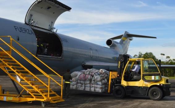Avion estacionado y siendo lleno de mercancia reciclable