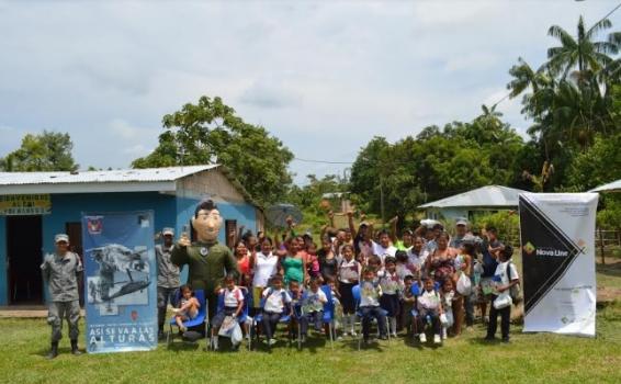 Celebración de Aniversario de la Fuerza Aérea Colombiana Personas en grupo siendo fotografiadas