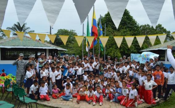 Niños en un grupo siendo fotografiados 